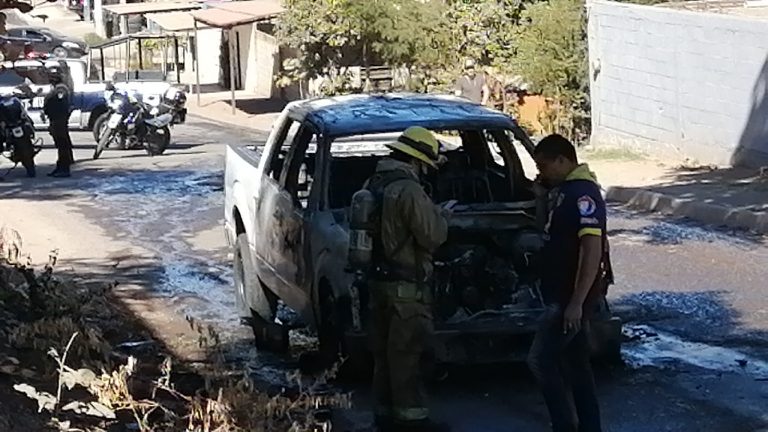 Se incendia camioneta donde viajaba mujer policía