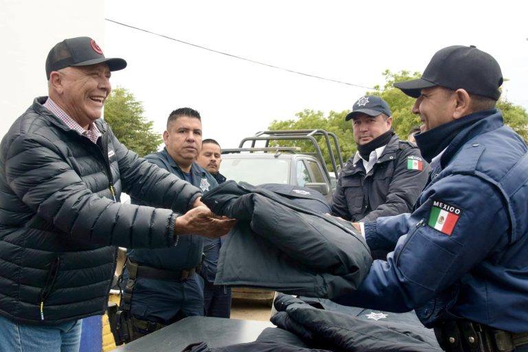 Arma El Fuerte a policías con chamarras por crudo frío