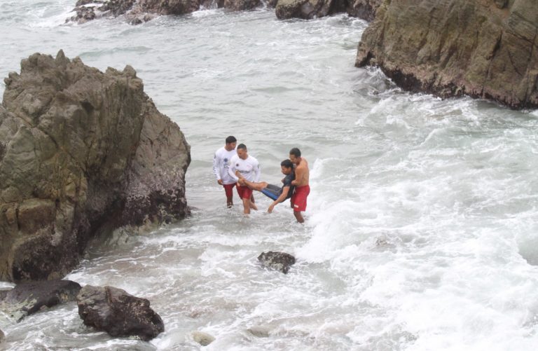 Simula Mazatlán rescate en puntos más peligros de playa