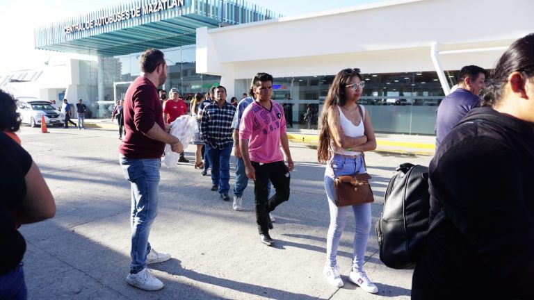 Atienden a 350 turistas varados en Mazatlán