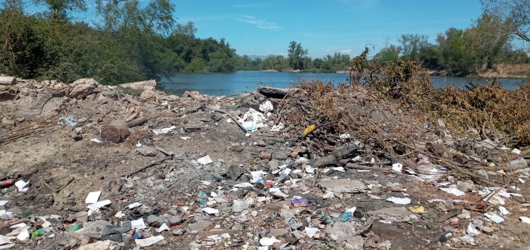 Inunda basura riberas del río en San Pedro, Navolato