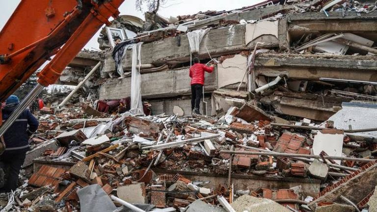 Aumentan a 5 mil los muertos por sismo en Turquía y Siria