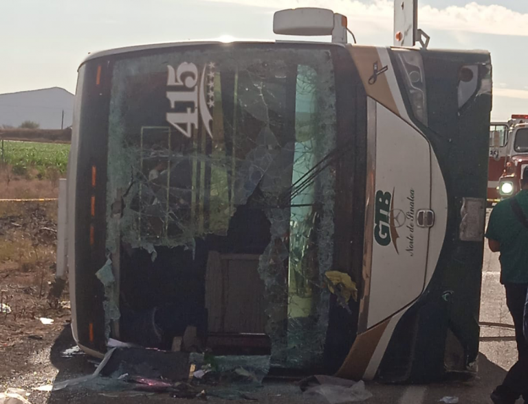 Un muerto y 25 heridos al volcar autobús en ‘La Costera’