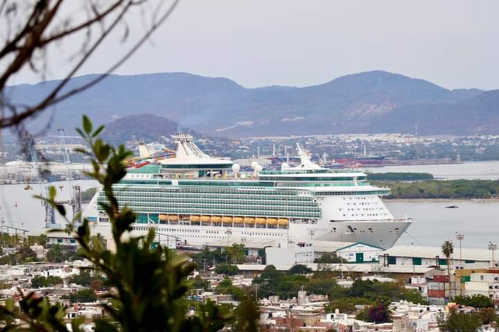 Arriba Navigator of the Seas con 3 mil 539 pasajeros a Mazatlán