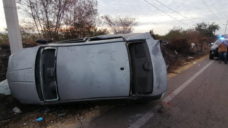 Se salió de la carretera, volcó y termina en un poste