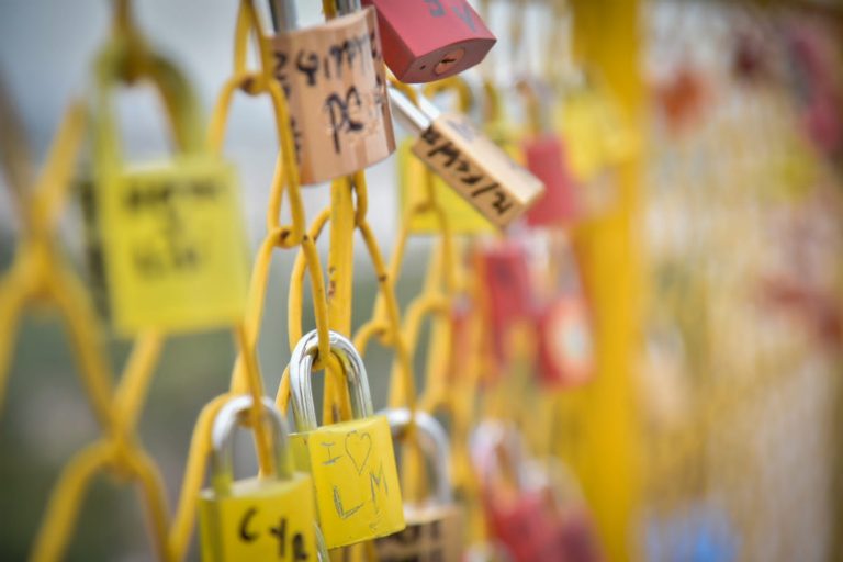 Sellan su promesa de amor en el Cerro de La Memoria