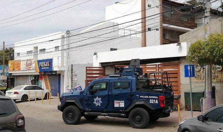 Apuestan vehículo artillado en edificio de Culiacancito