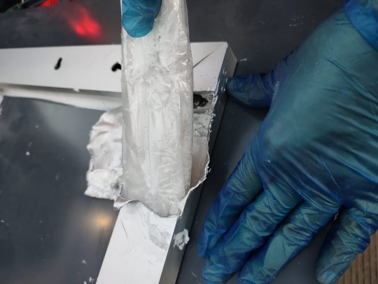 Decomisan cristal en marcos de espejos con apoyo de perros