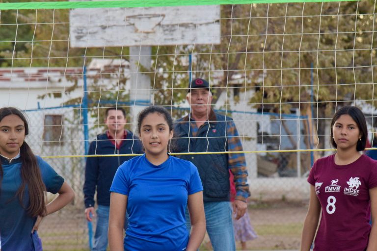 Entrega El Fuerte apoyos a semillero de voleibolistas