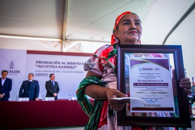 Otorgan medalla Agustina Ramírez a luchadora rarámuri de Choix
