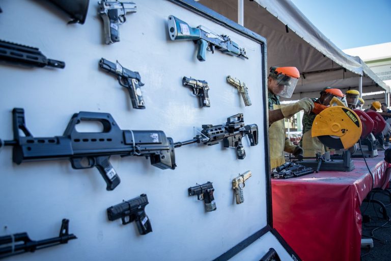 Ofrecen hasta $12 mil por arma en casa