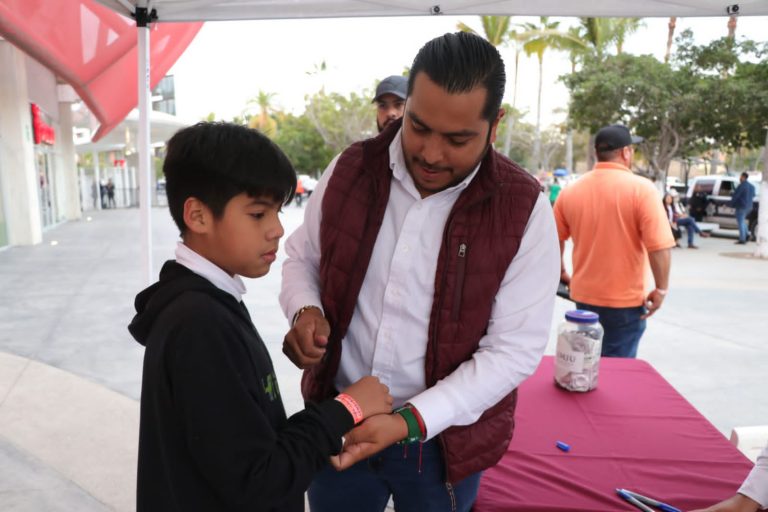 Inicia entrega de pulseras a niños para carnaval