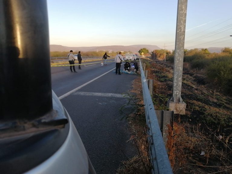 Hallan muerta a mujer con disparos en el cráneo y envuelta en cobija
