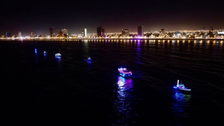 Adornan la bahía de Mazatlán en el primer Desfile de Luces
