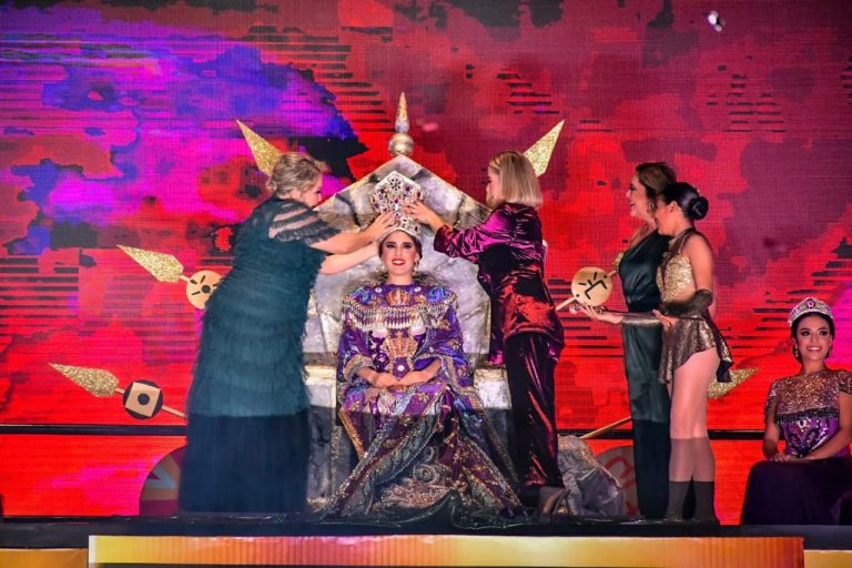 Coronan a Alejandra I Reina del Carnaval Mazatlán