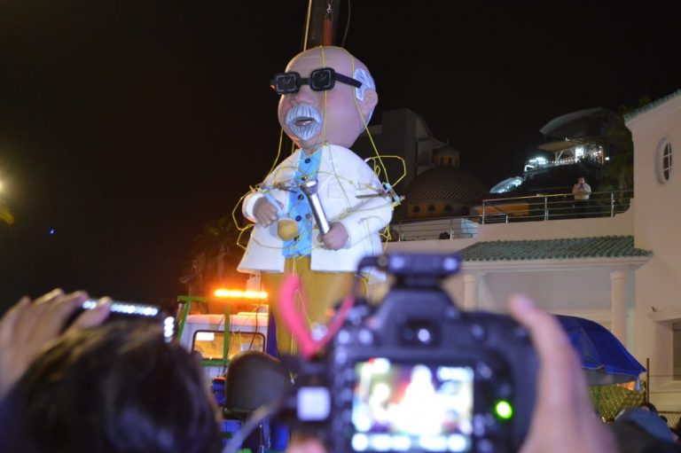 Arde ‘El Alquimista’ en la Quema del mal humor en Olas Altas