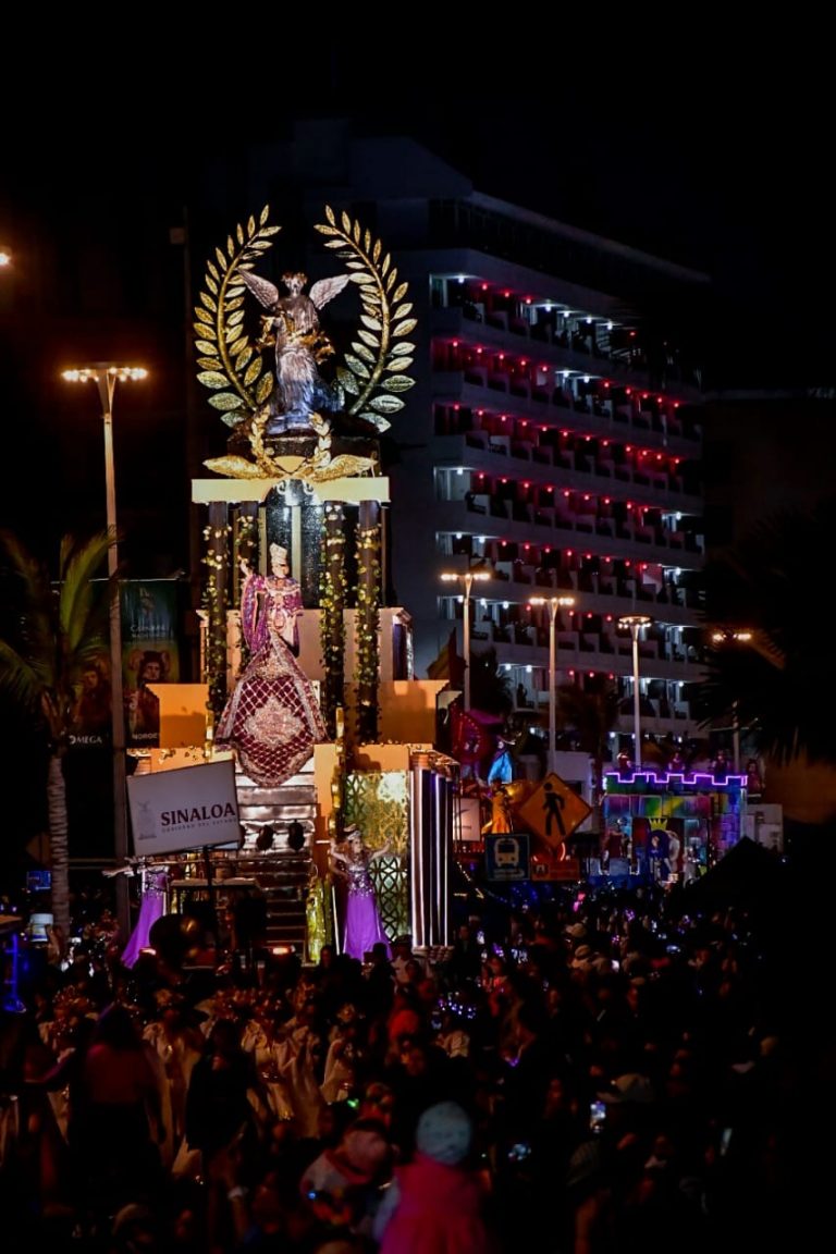 Majestuoso desfile de Carnaval encanta a miles de espectadores
