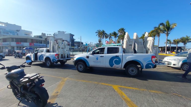 Decomisan 250 sillas por acaparar espacio previo a desfile