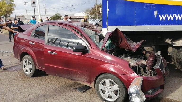 Se salva mujer tras chocar contra camión de carga