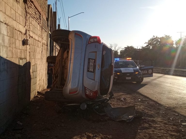 Resultan lesionados 3 tras choque frontal de autos