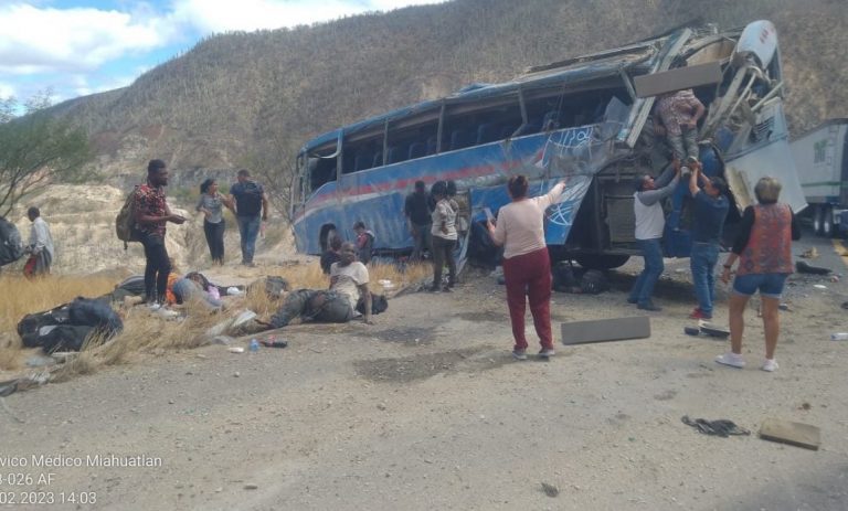 15 muertos por choque de autobús en la Oaxaca-Puebla