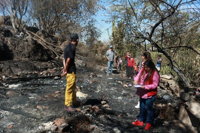 Construirán casa a abuelitos tras pérdida total por incendio
