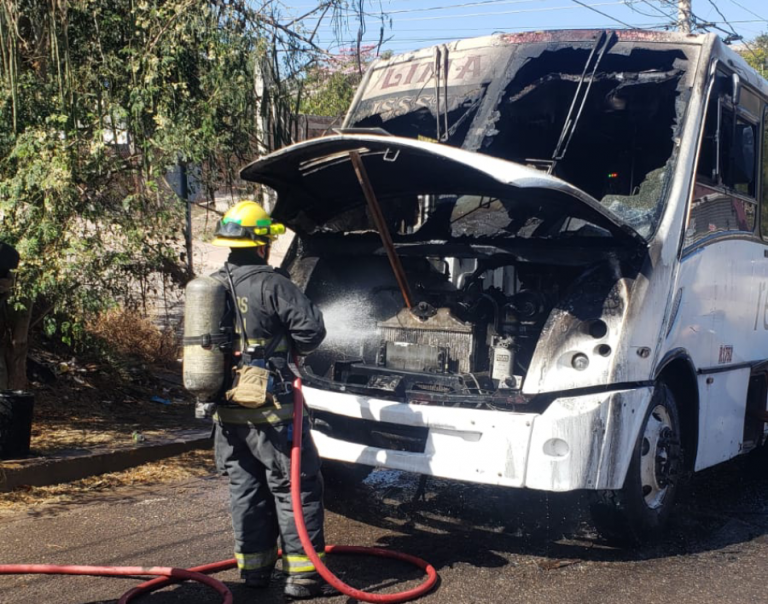 Se salva veintena de pasajeros al incendiarse urbano