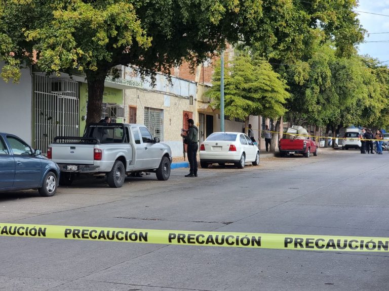 Hallan muerto a presunto lavacarros al interior de un auto