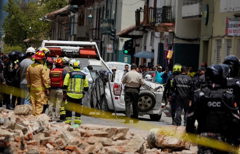 Suman 12 muertos por sismos en Ecuador