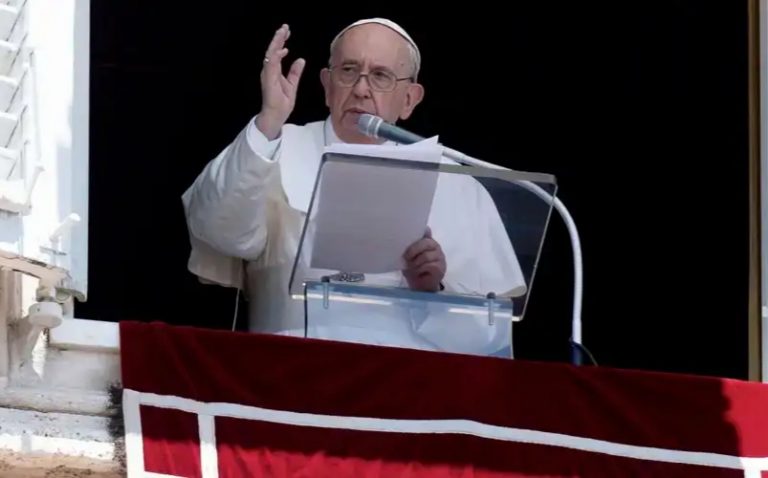 Papa Francisco reza por las víctimas del sismo en Ecuador