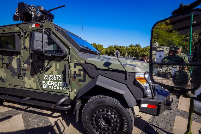 Visitan 300 mil exposición militar en Palacio