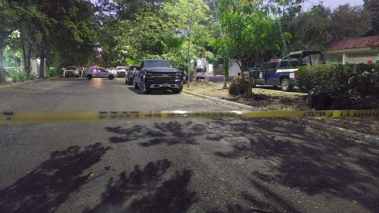 Ejecutan dos en moto a automovilista en Las Quintas