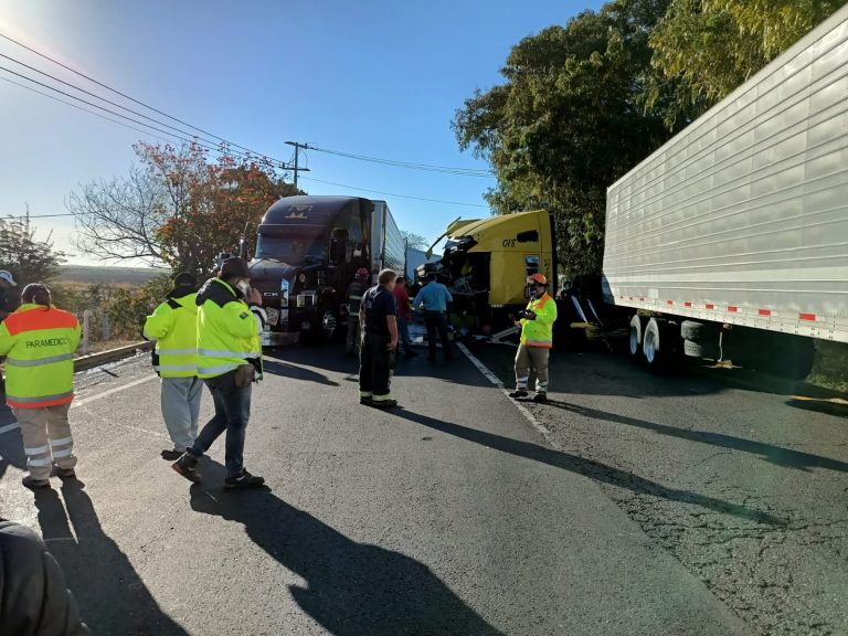 Había un tráiler parado y le choca otro en la Maxipista