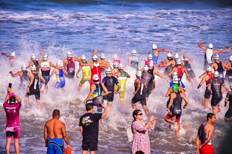 Arranca con 900 participantes Triatlón Mazatlán