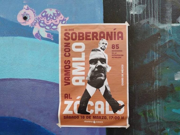 Va AMLO al Zócalo por revancha de marcha por el INE