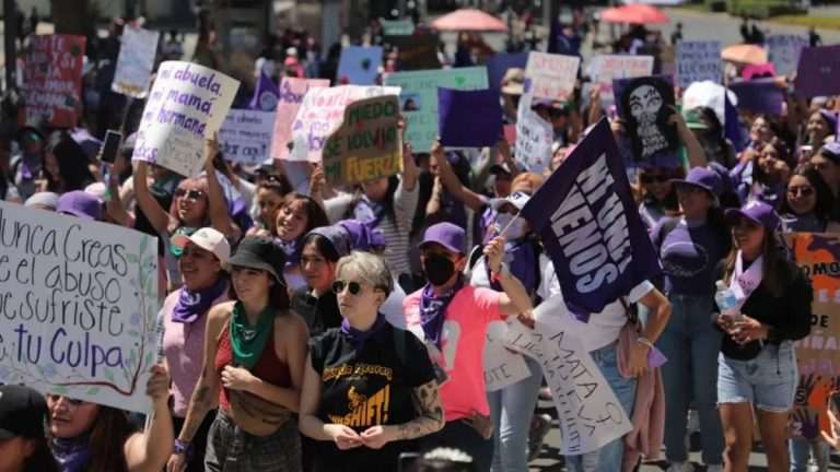 Marchan, gritan y rompen