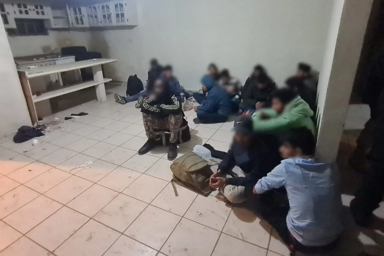 Rescatan en Sonora a 54 migrantes secuestrados