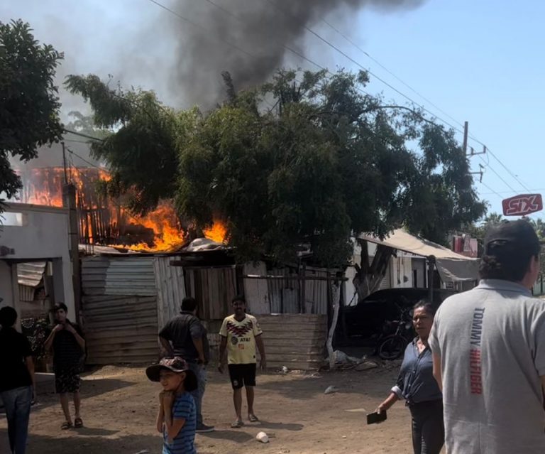 Evacuan familias por incendio en cuarterías de Villa Juárez, Navolato