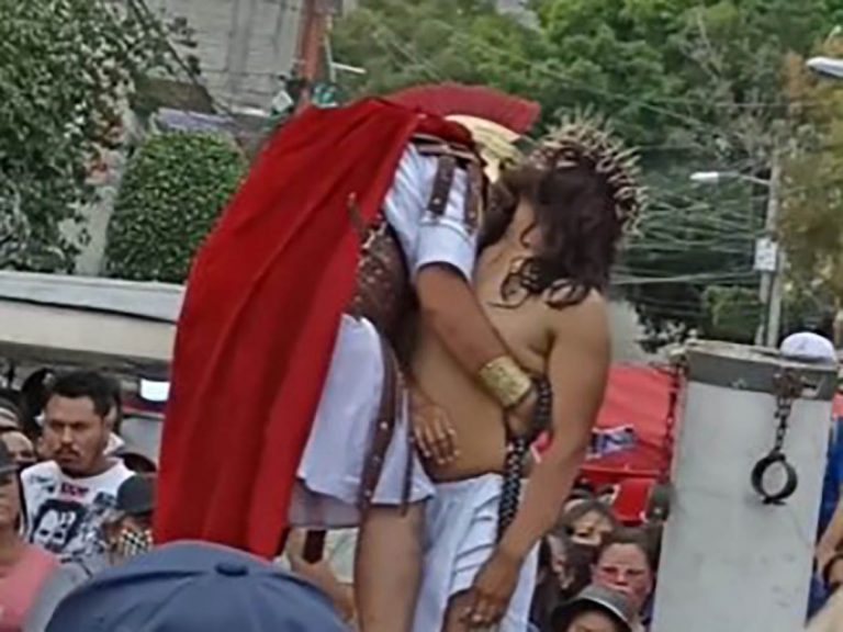Jesús se desmaya de verdad en pleno Vía Crucis; así dramático momento