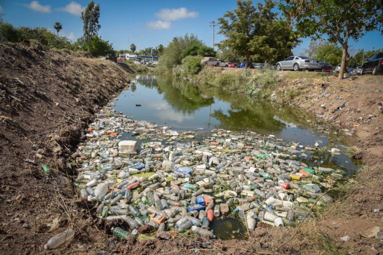 Pega Ahome limpia a drenes y canales previo a lluvias