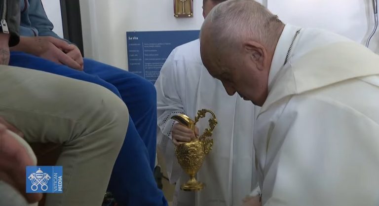 Lava el Papa pies a 12 reclusos menores