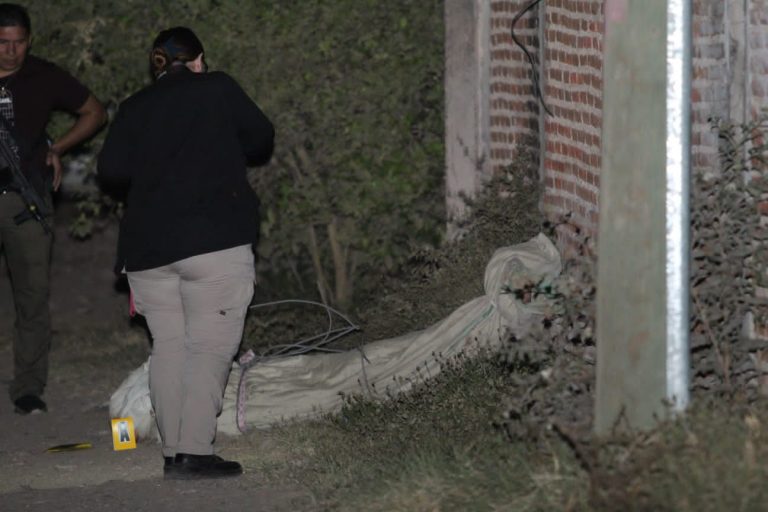 Hallan cadáver envuelto en cobijas en la Pemex