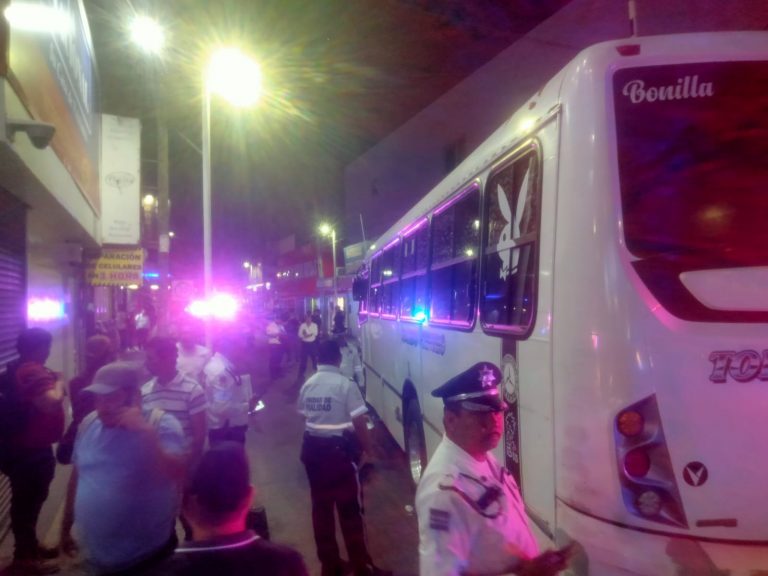 Hombre queda atrapado en llanta de urbano en Culiacán