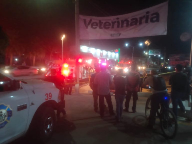 Resulta herido al caer con todo y auto a hoyo de casi 3 metros