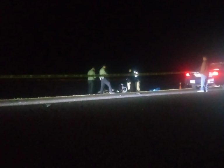 Muere motociclista al chocar de frente contra camioneta en Eldorado