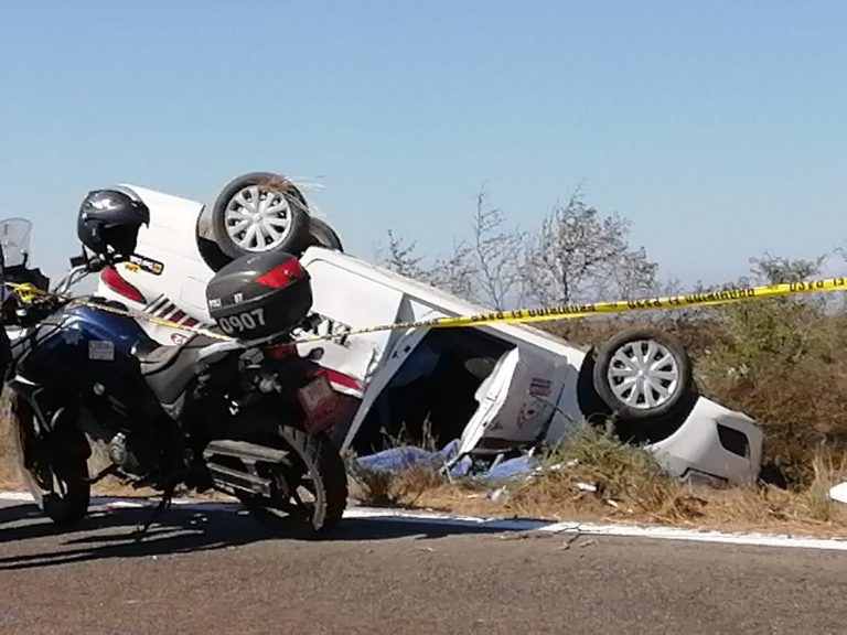 Vuelca taxi en Dautillos, Navolato: un muerto y 2 heridos