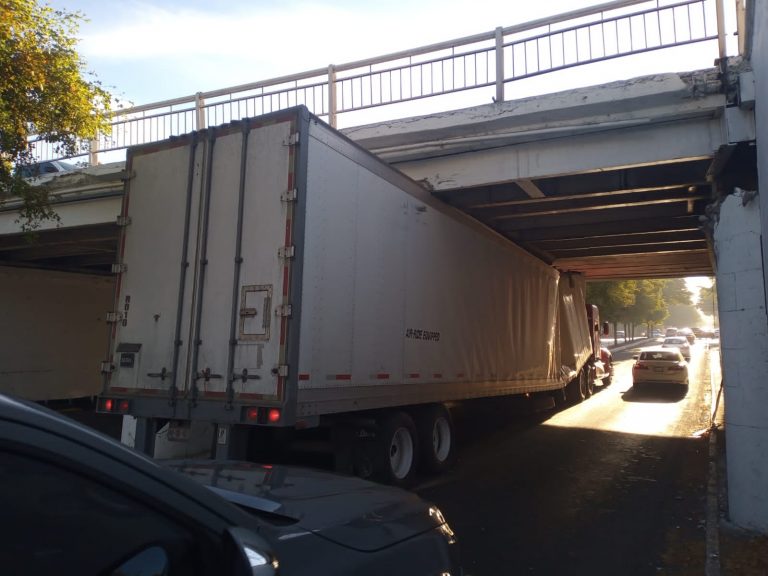 Atorado tráiler en puente de la Obregón en pleno regreso a clases