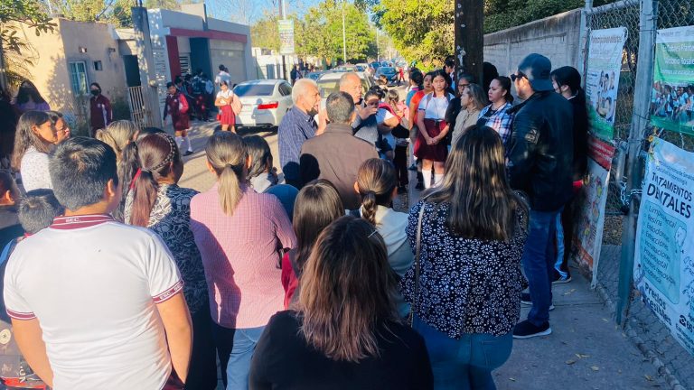 ¡Estalla protesta! Más de 200 alumnos sin clases en secundaria de Navolato