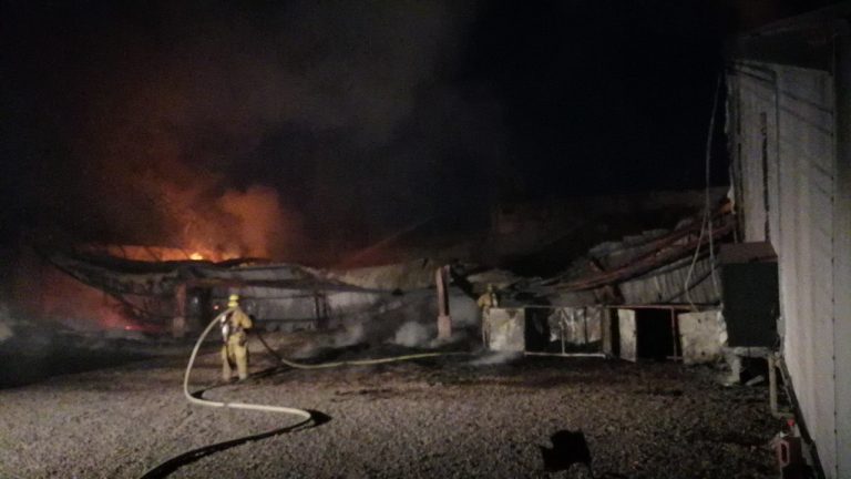 Evacuan a 29 familias por incendio de almacén en Culiacán