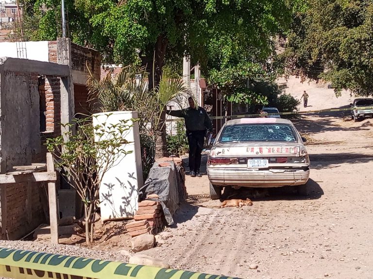 Disparan 20 ‘tiros’ a auto con arma larga en plena calle